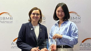 USC PhD student Shuwan Liu receives an award alongside ASBMR President Dr. Jennifer Westendorf at an American Society for Bone and Mineral Research event.