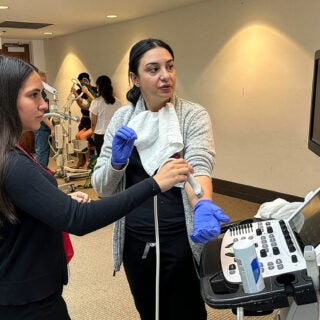 A student from the USC Bovard Scholars program practices using a vascular ultrasound machine at the USC-VHH Healthcare Day of Discovery. (Photo/Laura Nuño)